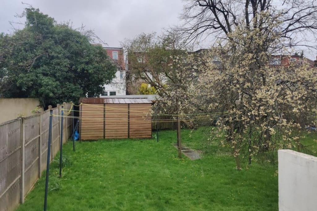 Large Studio Garden Flat On Golders Green Road ลอนดอน ภายนอก รูปภาพ