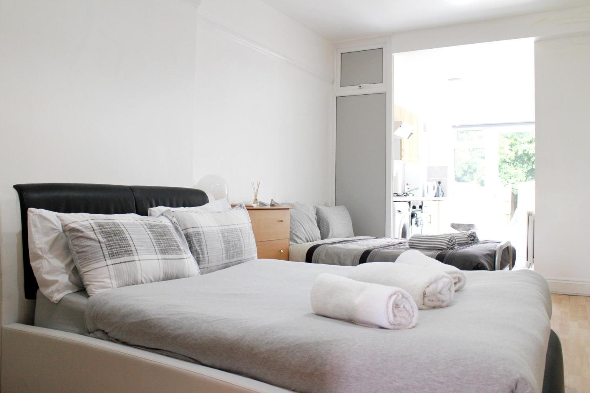 Large Studio Garden Flat On Golders Green Road ลอนดอน ภายนอก รูปภาพ