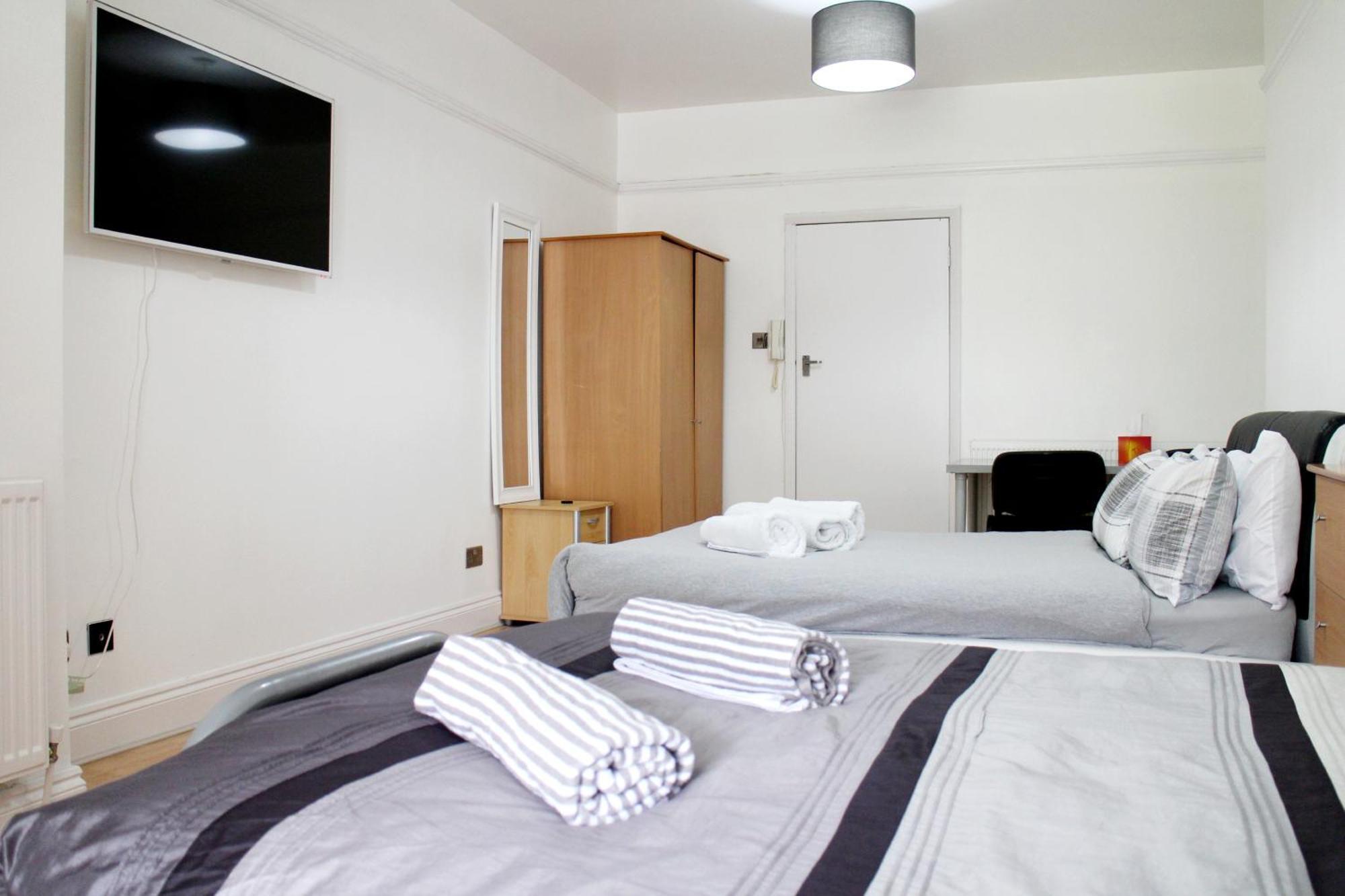 Large Studio Garden Flat On Golders Green Road ลอนดอน ภายนอก รูปภาพ