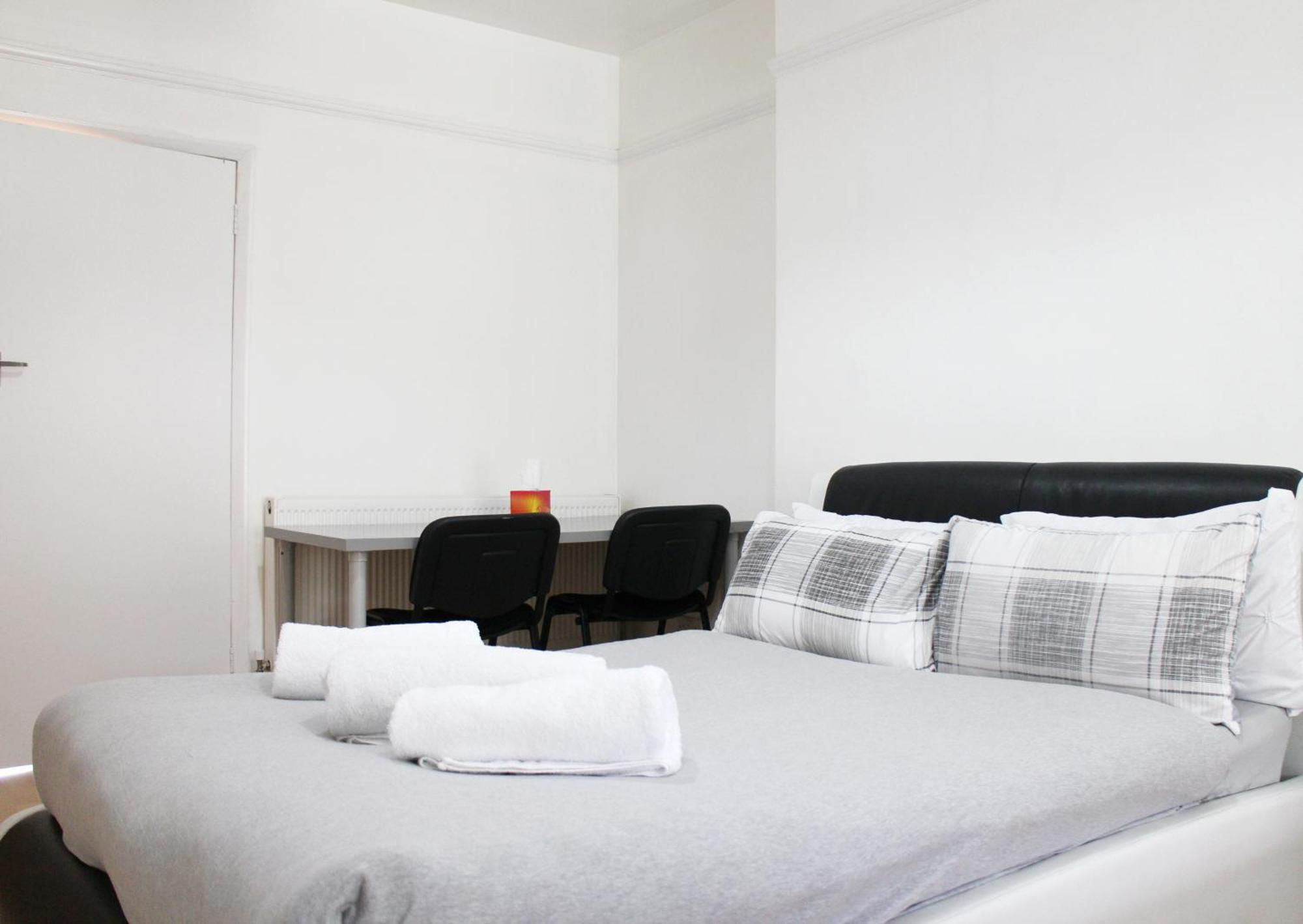 Large Studio Garden Flat On Golders Green Road ลอนดอน ภายนอก รูปภาพ