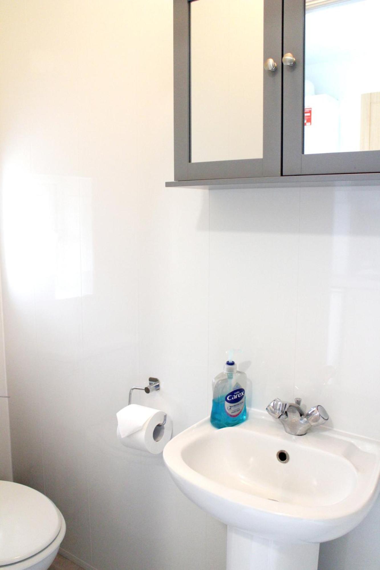 Large Studio Garden Flat On Golders Green Road ลอนดอน ภายนอก รูปภาพ