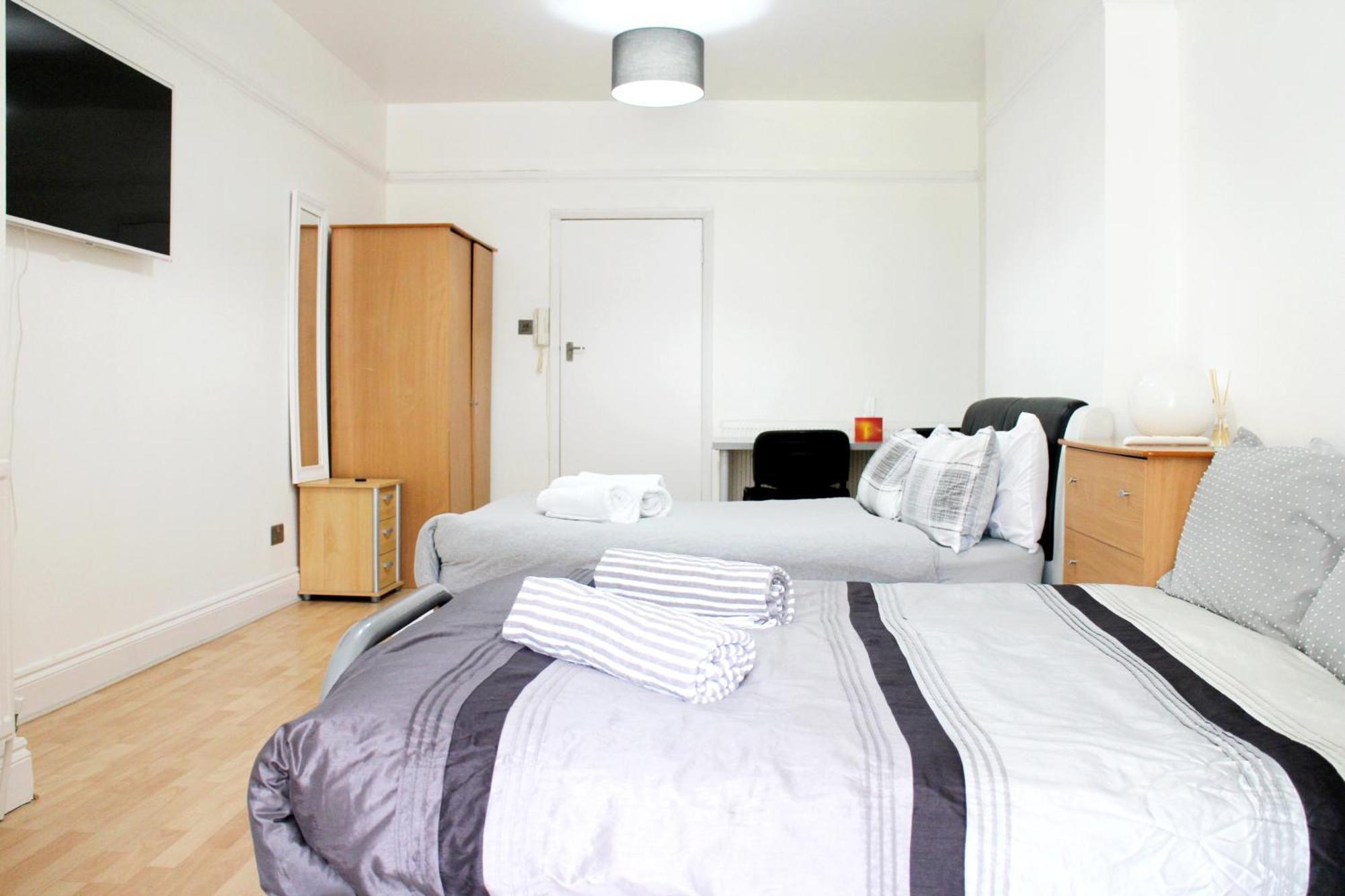 Large Studio Garden Flat On Golders Green Road ลอนดอน ภายนอก รูปภาพ
