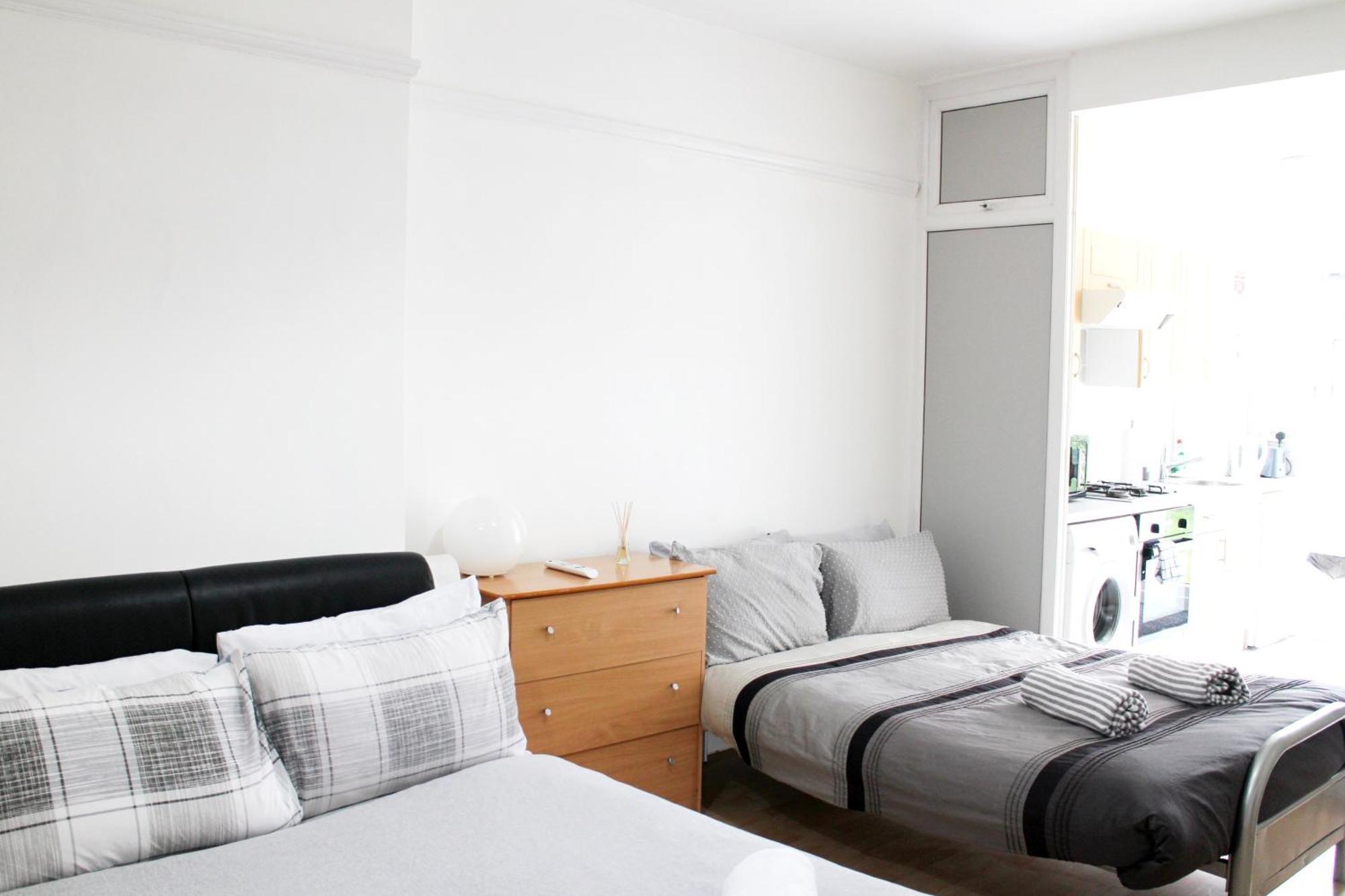 Large Studio Garden Flat On Golders Green Road ลอนดอน ภายนอก รูปภาพ