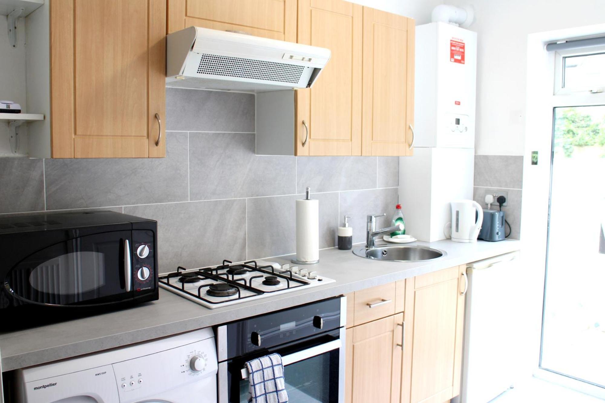 Large Studio Garden Flat On Golders Green Road ลอนดอน ภายนอก รูปภาพ